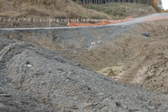 alunecari de teren pe santierul autostrazii sibiu pitesti in judetul valcea localnicii din perisani spun ca lucrarile au destabilizat terenul 68ef53ed9f2c1