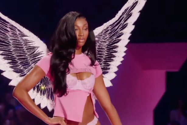 angel reese devine prima sportiva profesionista care defileaza in cadrul victorias secret fashion show 68f0784a161c3