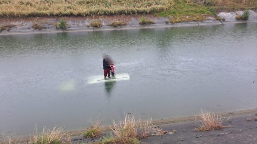 arges un barbat si un copil au supravietuit urcandu se pe plafonul unei masini care a cazut in apa 68e5604f86aec