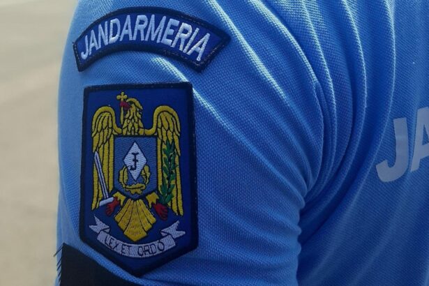 barbat prins de jandarmi cand impartea pe calea 13 septembrie materiale cu caracter legionar 68fe12986e98b