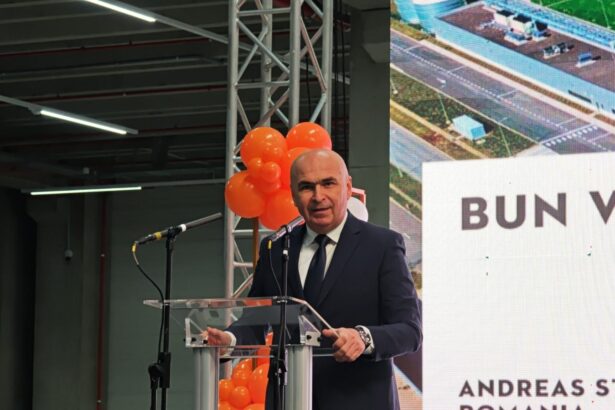 bolojan pozeaza in premierul care aduce investitii discurs optimist la inaugurarea fabricii stihl de la oradea 68ef9d24ed7d8