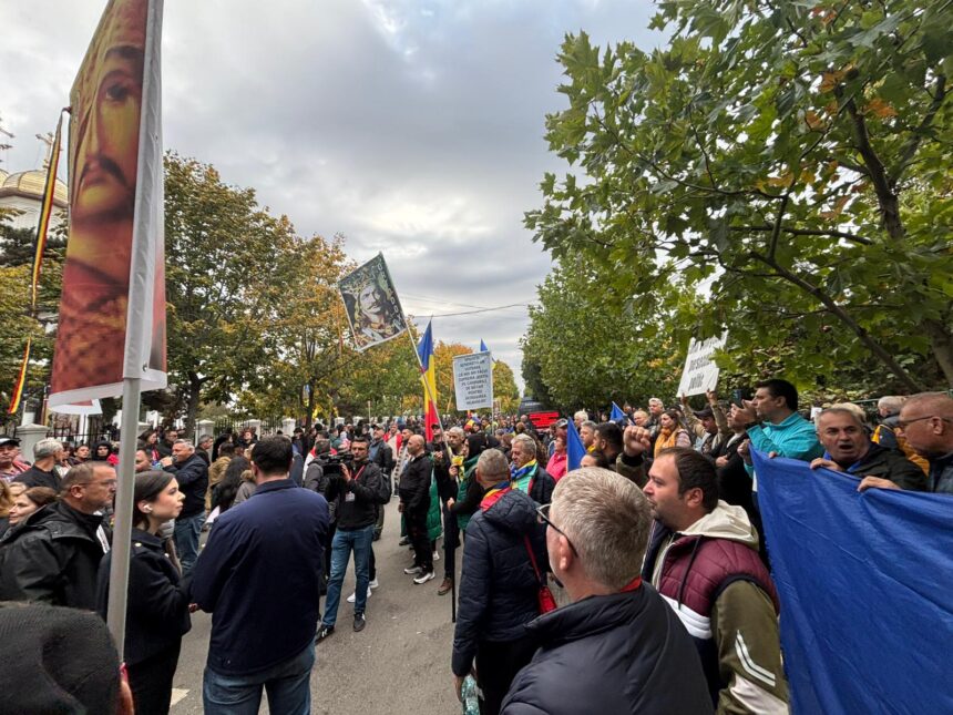 calin georgescu asteptat de sute de sustinatori la sediul politiei buftea 68ee01d48a86f