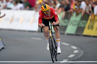 ciclism etapa a 3 a din turul tarilor de jos anulata dupa intrarea unei masini pe traseu 68f2472767d82