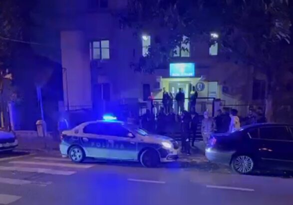 cine este tatal elevei care a amenintat un profesor cu un cutit intr o scoala din sectorul 5 68f0d32bcfdab