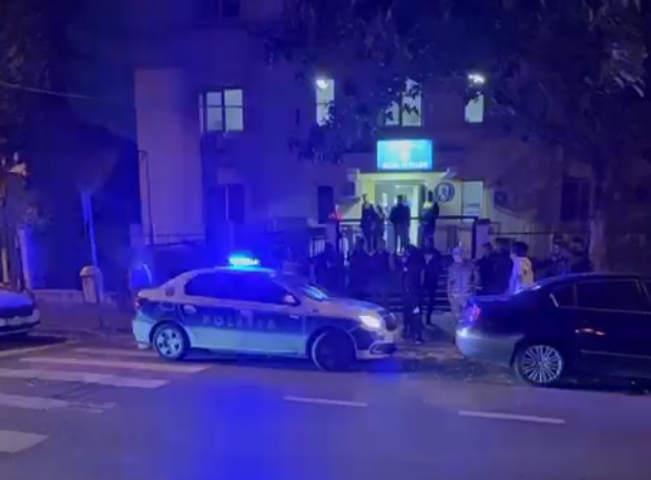 cine este tatal elevei care a amenintat un profesor cu un cutit intr o scoala din sectorul 5 68f0d32bcfdab