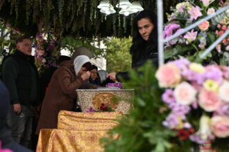 coada kilometrica la iasi peste 81 000 de pelerini au vizitat racla cu moastele sfintei cuvioase parascheva de la iasi 68ea7e6ea4349