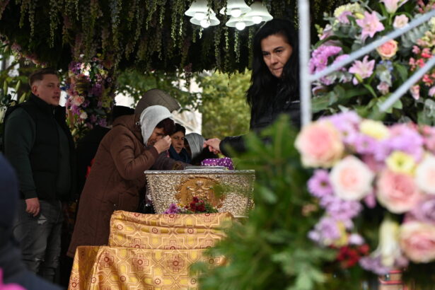 coada kilometrica la iasi peste 81 000 de pelerini au vizitat racla cu moastele sfintei cuvioase parascheva de la iasi 68ea7e6ea4349