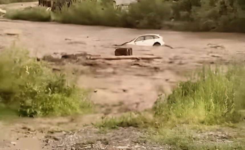 constanta o masina a fost luata de viitura o persoana a ramas blocata pe capota 68e5f3f51fcd5