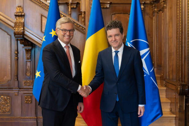 cu propriul guvern pe un butoi de pulbere nicusor dan se intalneste cu un comisar european sa discute de amenintari hibride 68f62b3d3124a