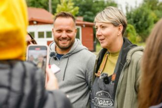 cuplul de ingineri din maramures care a strans sub umbrela roade de oras producatorii locali din tinutul de lemn 68fa170384c13