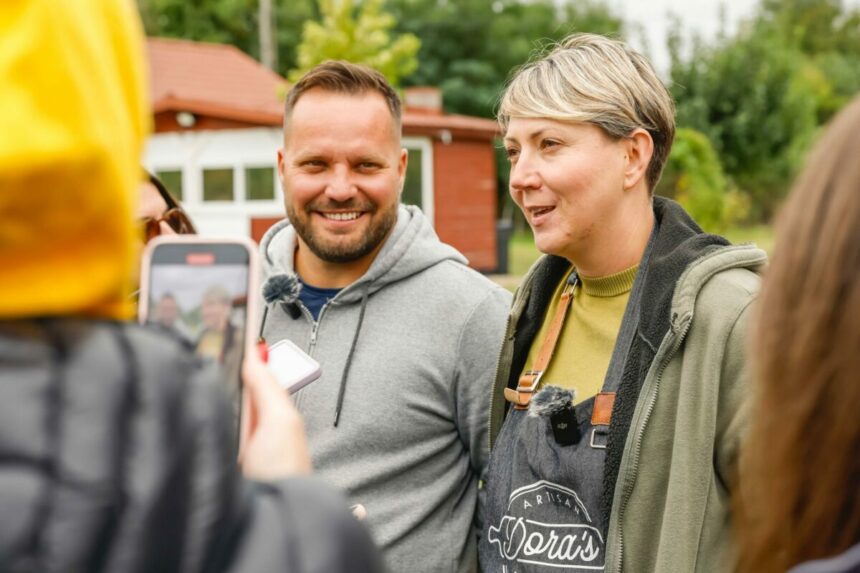 cuplul de ingineri din maramures care a strans sub umbrela roade de oras producatorii locali din tinutul de lemn 68fa170384c13