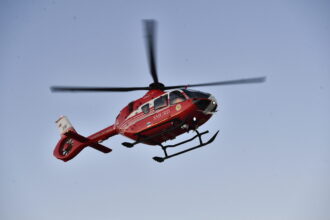 doi barbati gasiti inconstienti in curtea unei case a fost chemat elicopterul smurd 68ebd484d1813