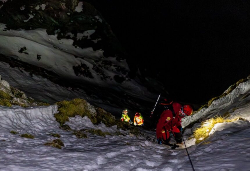 doi turisti salvati dupa o misiune nocturna a salvamontistilor din zarnesti la un pas de un deznodamant tragic 68fb326dae839