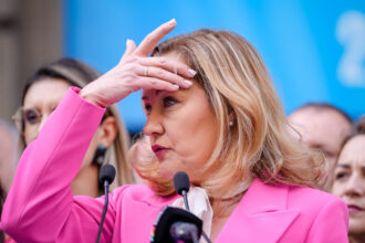 elena lasconi s a enervat pe bolojan ca nu vrea sa faca reforma pe bune infuriem populatia ajuta izolationistii 68e529c2b9598