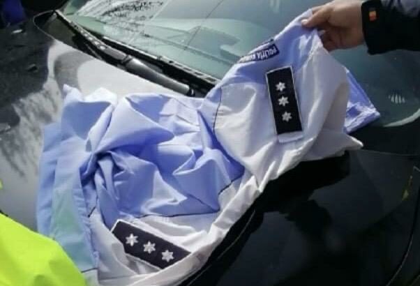 fals agent sub acoperire din alba prins cu uniforma militara completa si pistoale airsoft 68fa2c1e759d7