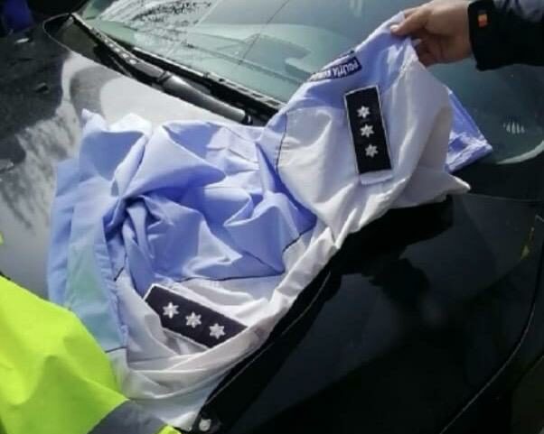 fals agent sub acoperire din alba prins cu uniforma militara completa si pistoale airsoft 68fa2c1e759d7