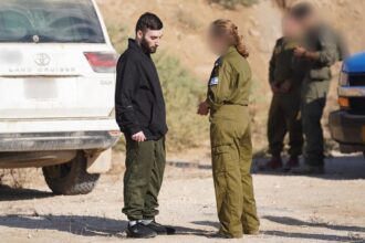 familiile ostaticilor acuza hamas de incalcarea acordului doar patru trupuri vor fi returnate 68ece80d13df3