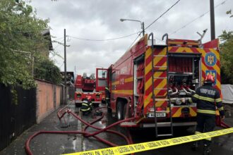 incendiu cu flacara si degajari mari de fum la acoperisul unor locuinte din capitala 68e6417c7f273