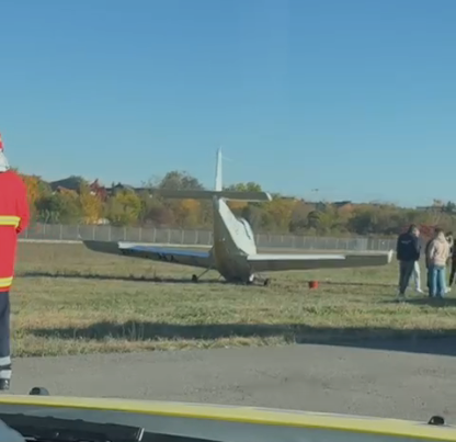 incident aviatic pe aeroportul baneasa un avion scoala a aterizat fortat iar trenul de aterizare s a rupt 69046268f06ee