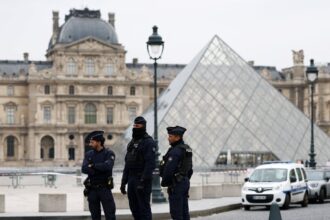 louvre closed after robbery french culture minister says 68f4bb5d920a1