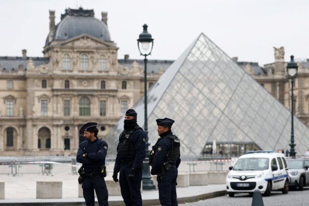 louvre closed after robbery french culture minister says 68f4bb5d920a1