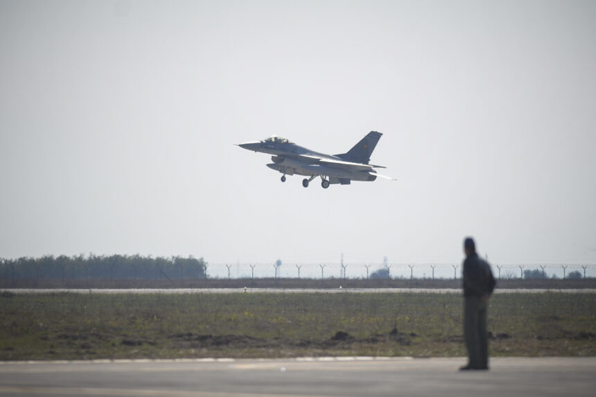 mapn inca o escadrila de aeronave f 16 fighting falcon executa misiuni de politie aeriana 68fbbf4c6b149