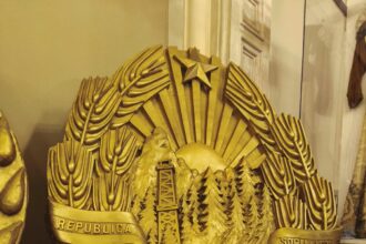 marketing sau nostalgie insemnele simbol ale romaniei socialiste scoase de la naftalina si expuse in foaierul operei nationale 68ea2d9f6bace