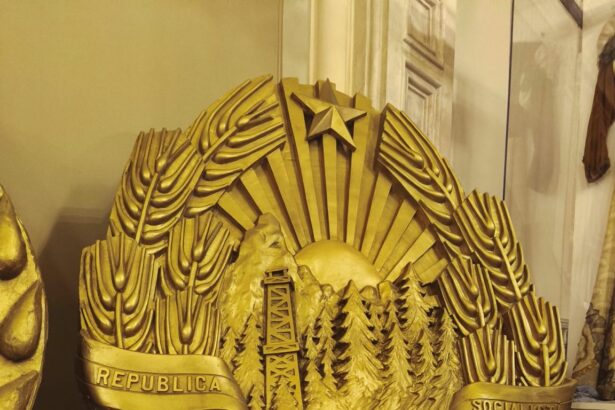 marketing sau nostalgie insemnele simbol ale romaniei socialiste scoase de la naftalina si expuse in foaierul operei nationale 68ea2d9f6bace