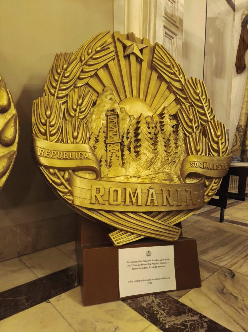 marketing sau nostalgie insemnele simbol ale romaniei socialiste scoase de la naftalina si expuse in foaierul operei nationale 68ea2d9f6bace