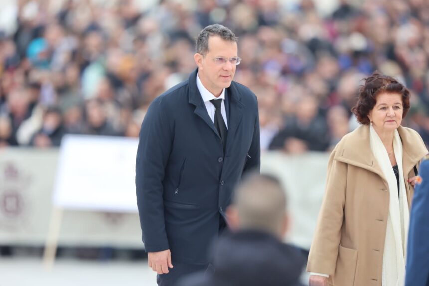 ministrii ionut mosteanu si oana toiu huiduiti la plecarea de la catedrala nationala huo hotii tradatorilor demisia 68fe143def873