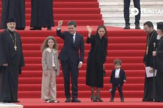 momente inedite cu familia presedintelui nicusor dan la sfintirea catedralei fiul cel mic i a dat batai de cap mirabelei gradinaru 68fe319699e2b