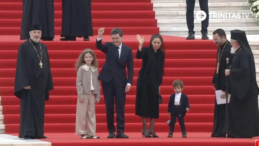 momente inedite cu familia presedintelui nicusor dan la sfintirea catedralei fiul cel mic i a dat batai de cap mirabelei gradinaru 68fe319699e2b
