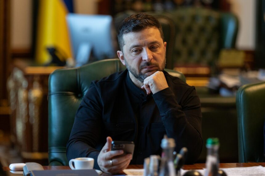 numai un sfert dintre ucraineni il mai vor pe zelenski presedinte dupa razboi arata un sondaj din kiev 68ecc742185f8