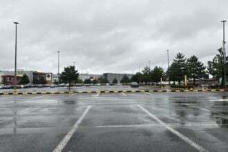 oamenii raman in case de teama ciclonului barbara mall urile aproape pustii 68e629c5d2927