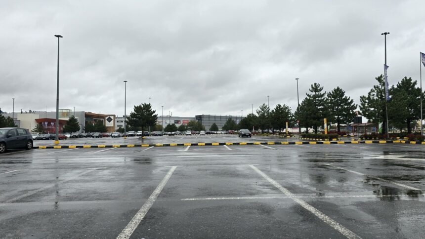 oamenii raman in case de teama ciclonului barbara mall urile aproape pustii 68e629c5d2927