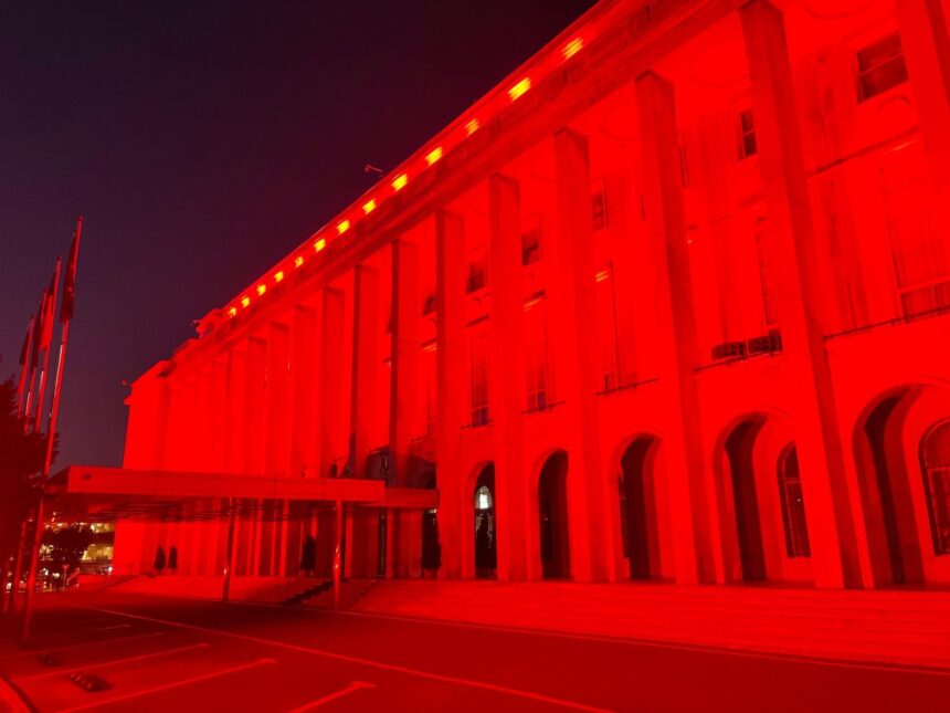 palatul victoria iluminat in culorile roz si bleu cu ocazia zilei parintilor de ingeri 68efc44e71e3c