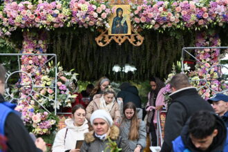 peste 200 000 de oameni au trecut pe la racla cu moastele sfintei cuvioase parascheva 68efec28ee94b