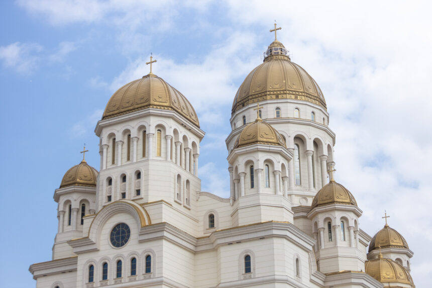 peste 50 de sfinti sunt reprezentati pe usile din bronz ale catedralei mantuirii neamului 68f47caa90fe0