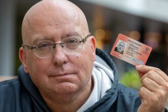 povestea unui barbat care se identifica cu o femeie pentru a se pensiona mai devreme 68e505b47b636