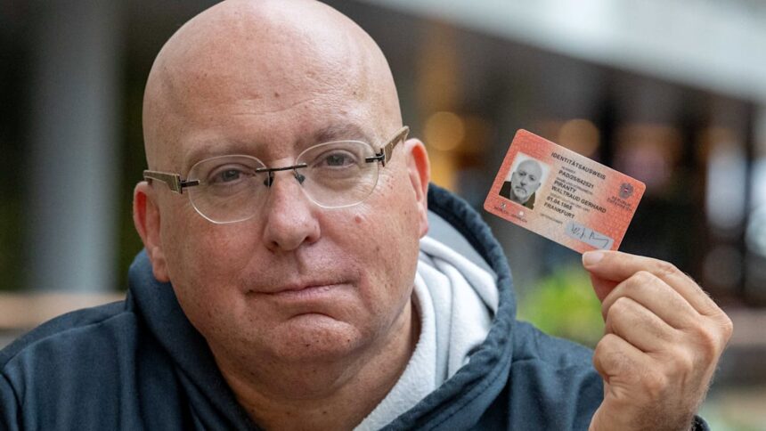 povestea unui barbat care se identifica cu o femeie pentru a se pensiona mai devreme 68e505b47b636