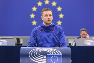 primul discurs al unui lider al groenlandei in fata parlamentului european premierul groenlandei doreste sa consolideze relatiile cu ue in ciuda amenintarilor lui trump 68e669113fcfc