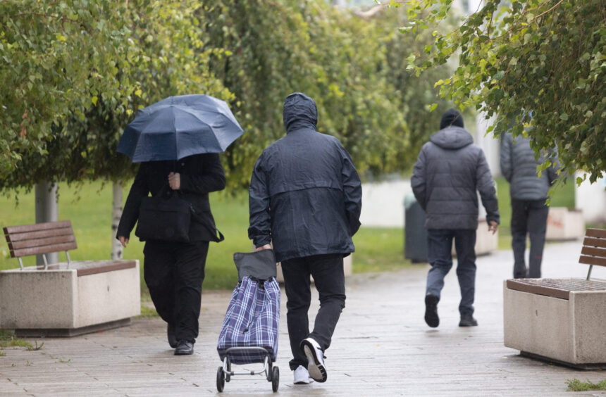 prognoza meteo pentru urmatoarele patru saptamani temperaturi in scadere si ploi abundente la sfarsit de luna 68f717693fad4
