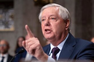 republican and democratic senators dig in heels over government shutdown 68ed3292382ec