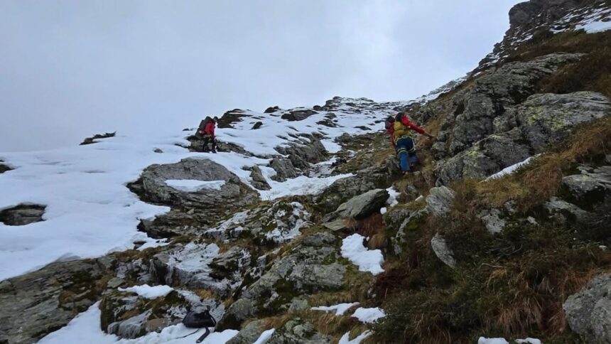 salvamontistii din sibiu intervin pentru recuperarea turistilor morti in muntii fagaras 68fe6498cc549