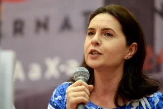 adriana saftoiu a fost nominalizata in urma cu putin timp de ilie bolojan pentru functia de director tvr propunerea a fost facuta in cadrul unei sedinte pnl in desfasurare 69172c7498427