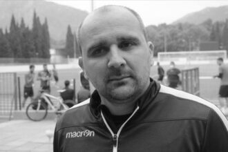 antrenorul bosniac mladen zizovic a murit in timpul unui meci din campionatul serbiei de fotbal 69091b3fa29fd