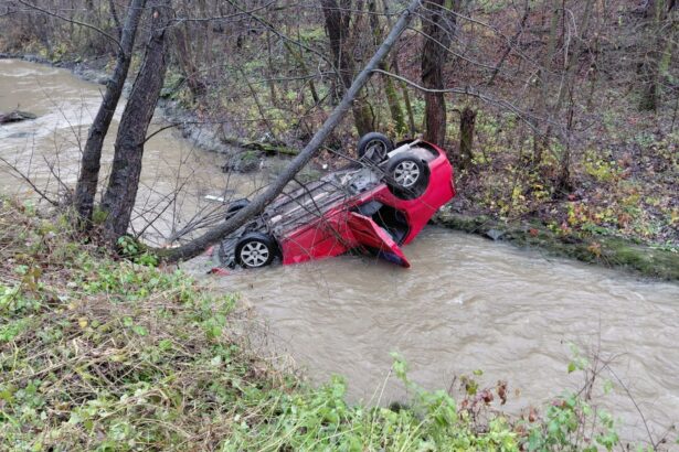 autoturism rasturnat in raul cerna soferul a ajuns la spital 692c05cf33393