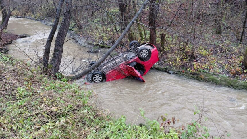 autoturism rasturnat in raul cerna soferul a ajuns la spital 692c05cf33393