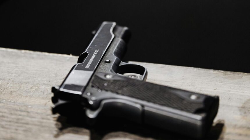 barbat din turda prins in flagrant in timp ce vindea o arma pentru 1 200 de euro 69061eb9bb694