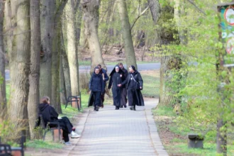 calugaritele care au evadat dintr un azil de batrani au primit dreptul sa stea la o manastire doar daca nu intra pe retelele de socializare 6929df0cc511d